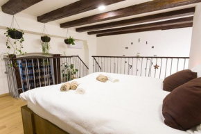 Sweet getaway apartment - central & parking